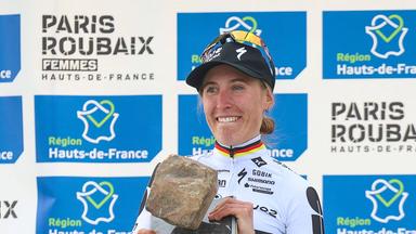Radfahrerin Franziska Koch (Deutschland) steht mit ihrem Preis auf der Bühne.