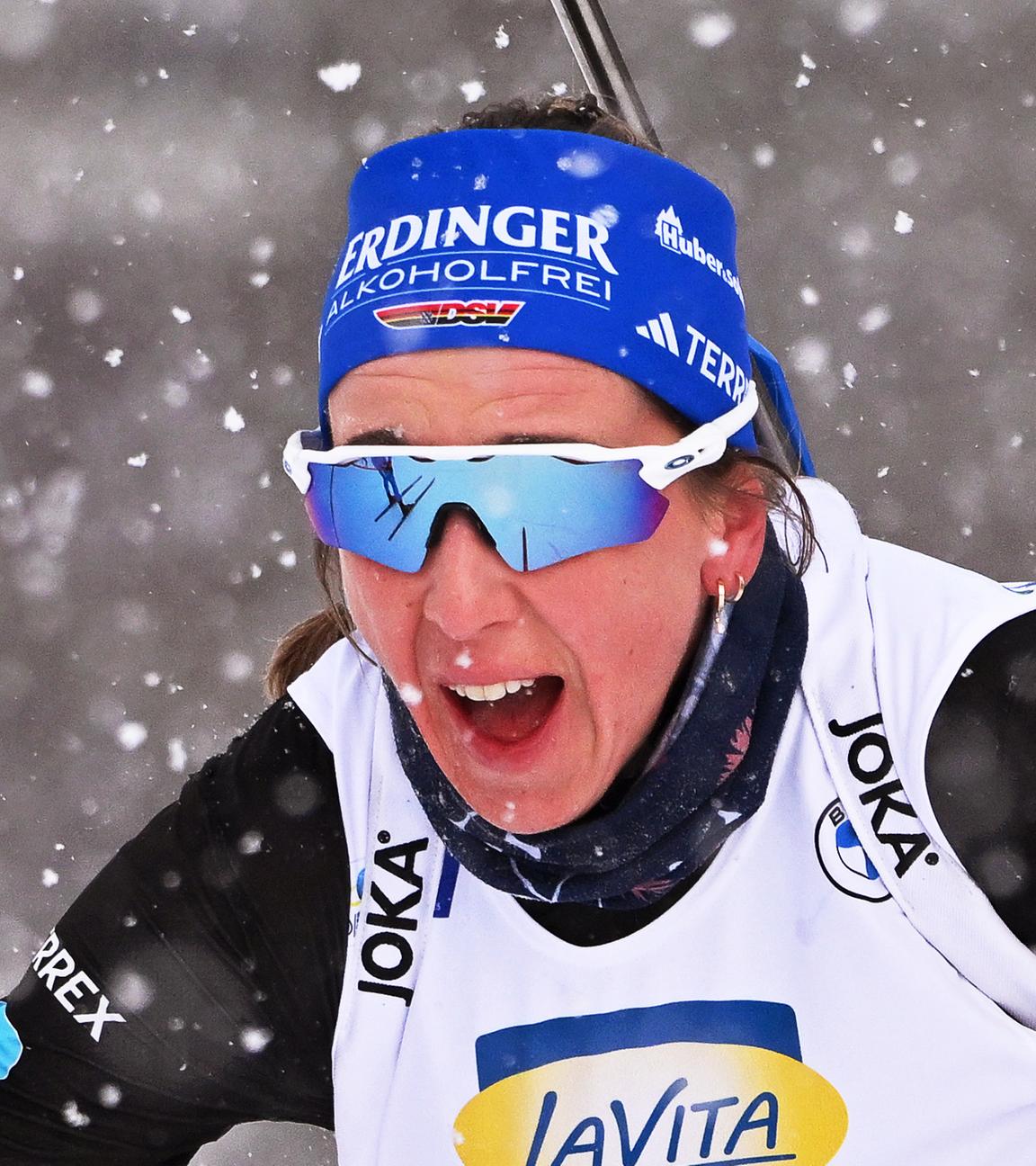 Biathlon-Weltmeisterschaft 2025, Sprint, Damen: Franziska Preuß erschöpft beim Überqueren der Ziellinie.