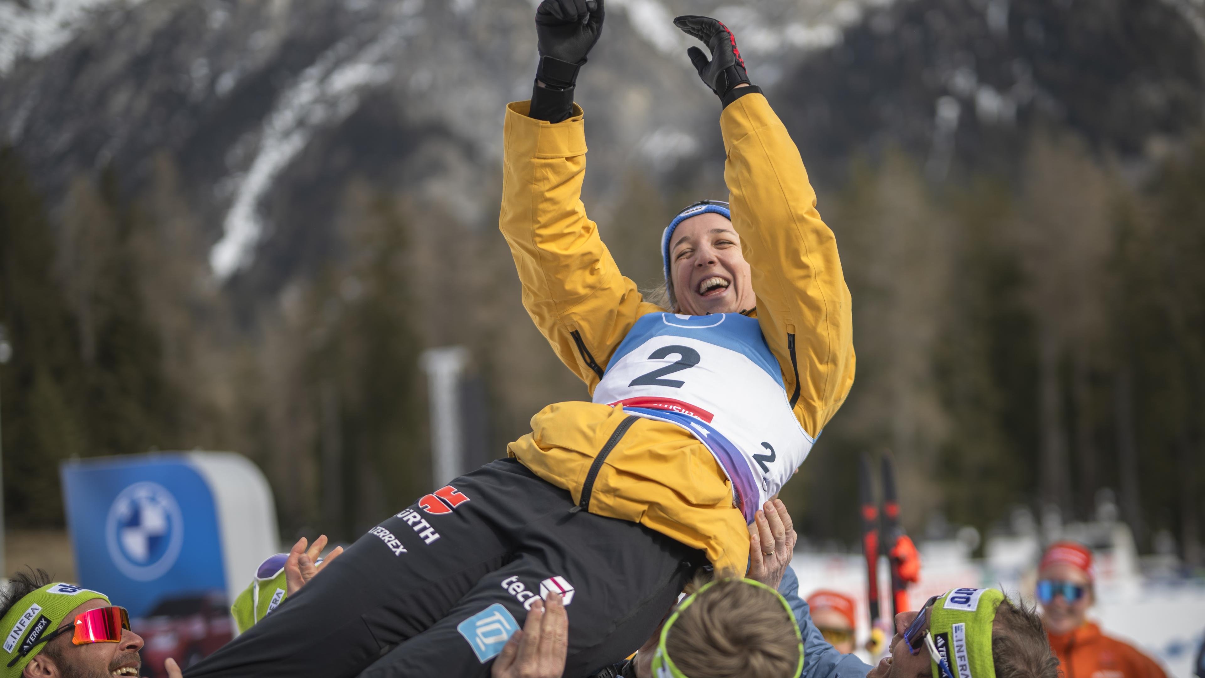 Franziska Preuß wird nach ihrem Sieg im Verfolgungsrennen von Teamkameraden in die Luft gehoben.