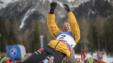 Franziska Preuß wird nach ihrem Sieg im Verfolgungsrennen von Teamkameraden in die Luft gehoben.