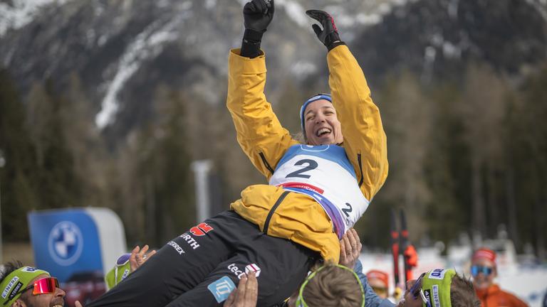 Franziska Preuß wird nach ihrem Sieg im Verfolgungsrennen von Teamkameraden in die Luft gehoben.