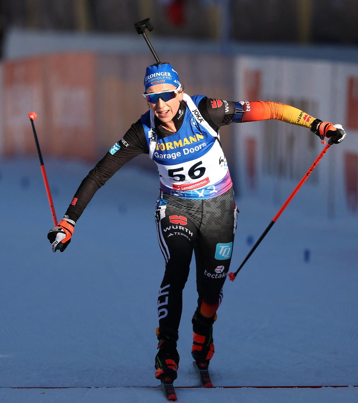 Franziska Preuß läuft beim WM-Einzel in Lenzerheide über die Ziellinie