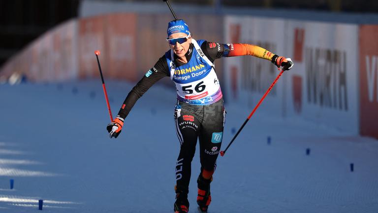 Franziska Preuß läuft beim WM-Einzel in Lenzerheide über die Ziellinie