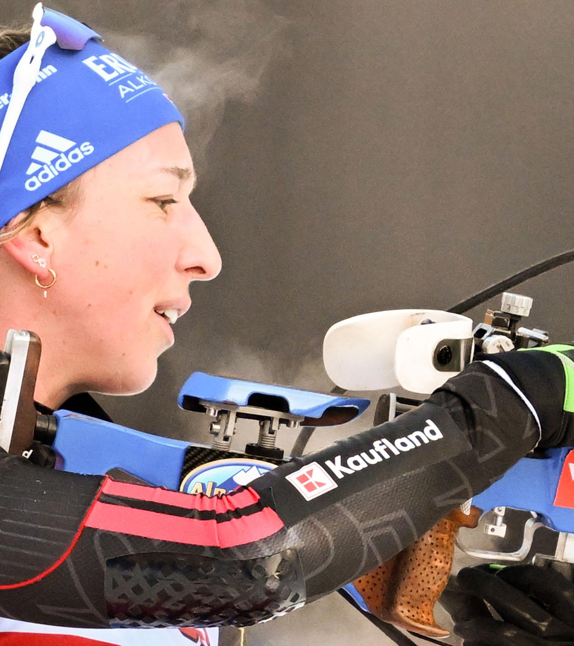 Franziska Preuß (Deutschland) beim Nachladen im Stehendschießen.