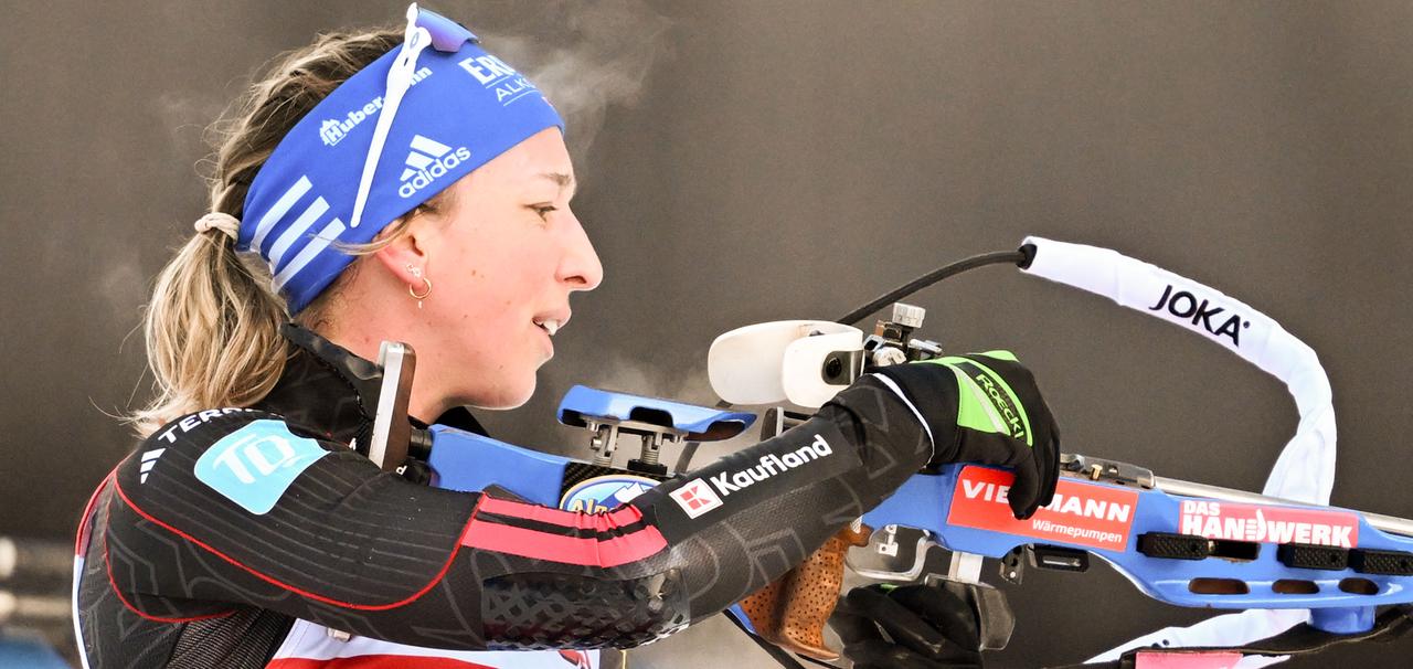 Franziska Preuß (Deutschland) beim Nachladen im Stehendschießen.