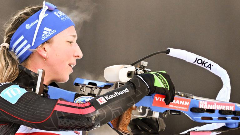 Franziska Preuß (Deutschland) beim Nachladen im Stehendschießen.