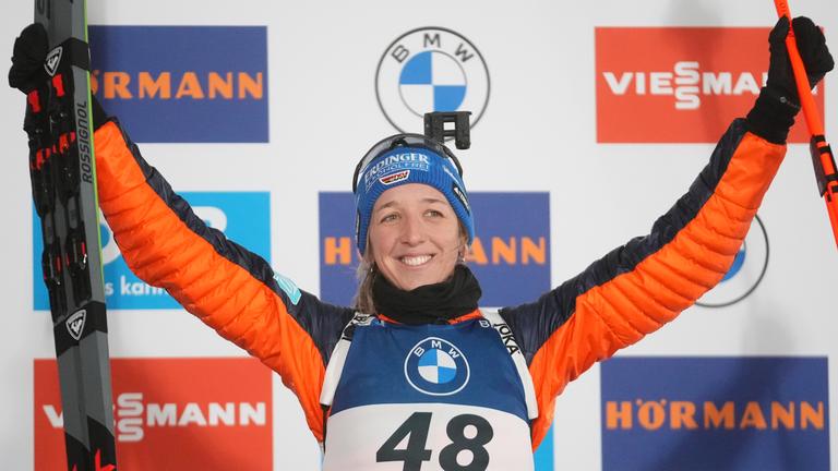 Biathletin Franziska Preuß aus Deutschland feiert auf dem Podium am 23.01.2026 bei dem Biathlon Weltcup in Tschechien.