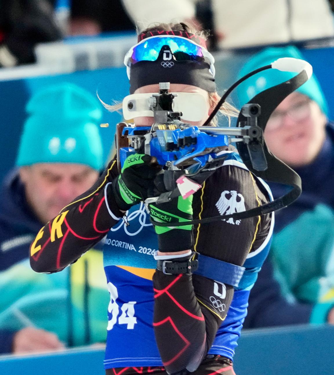 Franziska Preuss steht am Schießstand beim Biathlon am 08.02.2026 in Antholz.