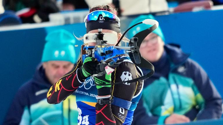 Franziska Preuss steht am Schießstand beim Biathlon am 08.02.2026 in Antholz.