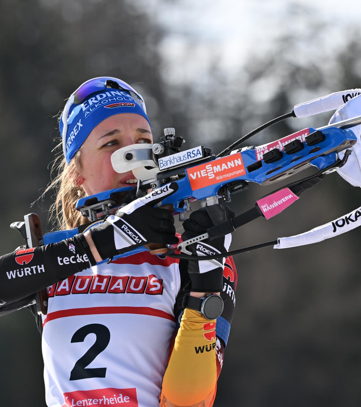 Biathletin Franziska Preuß in einer Wettkampf Situation am schießen