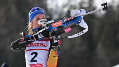 Biathletin Franziska Preuß in einer Wettkampf Situation am schießen