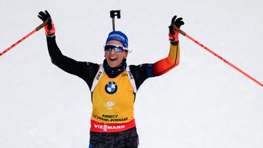 Franziska Preuß jubelt kurz vor der Ziellinie.