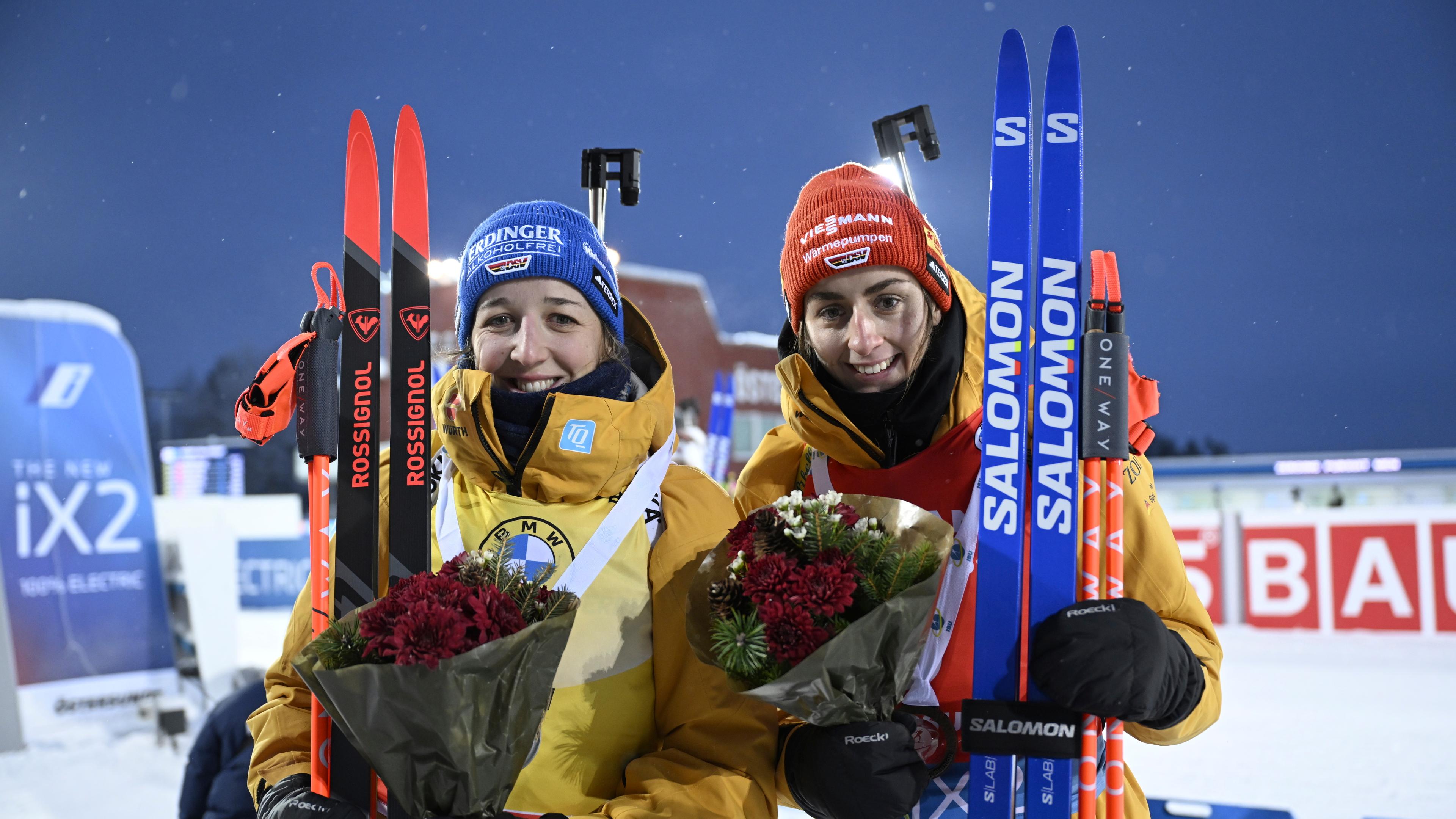 Die deutschen Biathletinnen Franziska Preuß und Vanessa Vogt nach dem 10 km Rennen in Östersund am 03.12.2023.