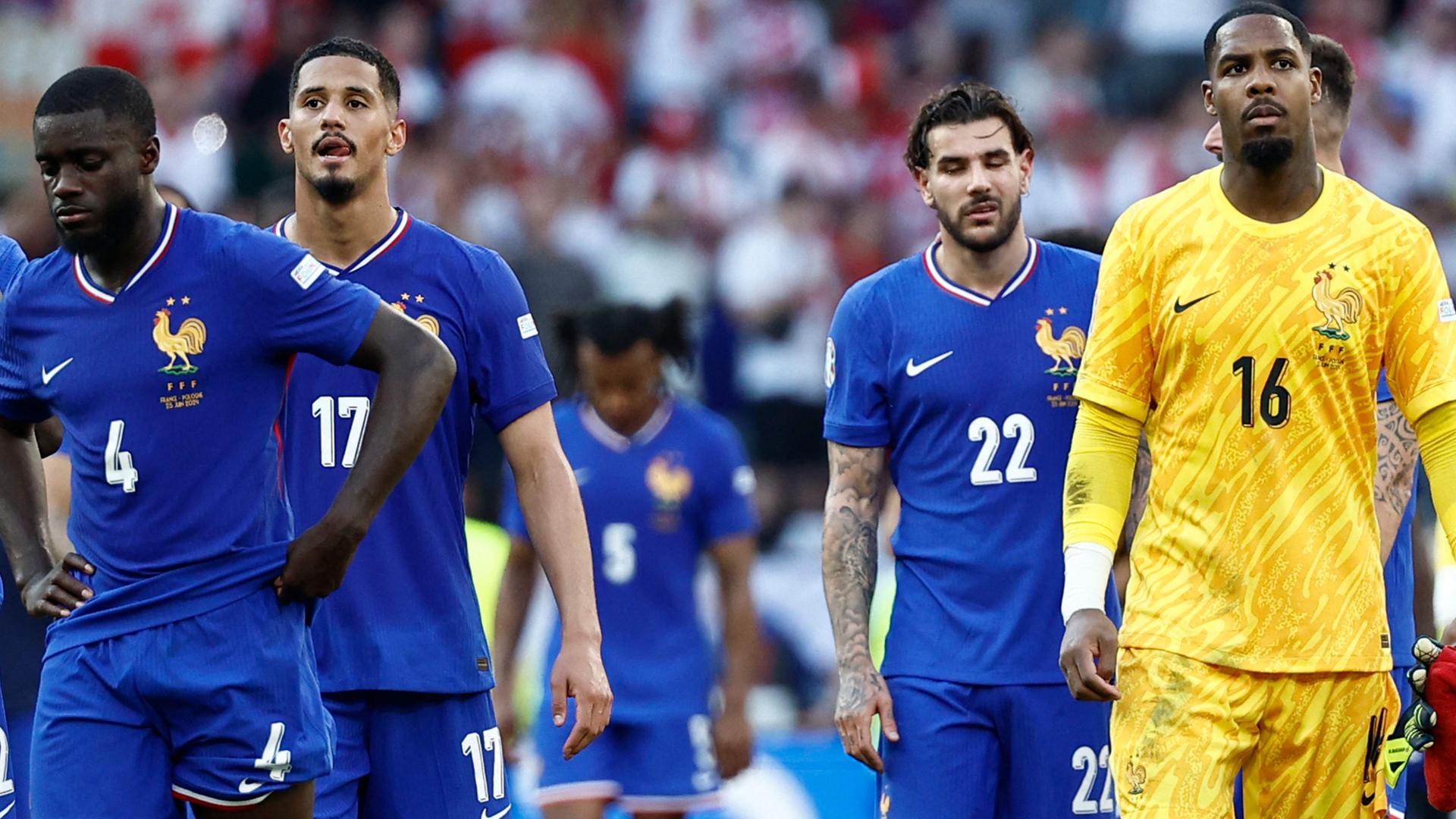 Die französischen Abwehrspieler Dayot Upamecano, William Saliba, Jules Kounde, Theo Hernandez (von links) und Keeper Mike Maignan (rechts) nach dem EM-Vorrundenspiel gegen Polen am 25. Juni 2024.