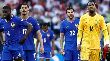 Die französischen Abwehrspieler Dayot Upamecano, William Saliba, Jules Kounde, Theo Hernandez (von links) und Keeper Mike Maignan (rechts) nach dem EM-Vorrundenspiel gegen Polen am 25. Juni 2024.