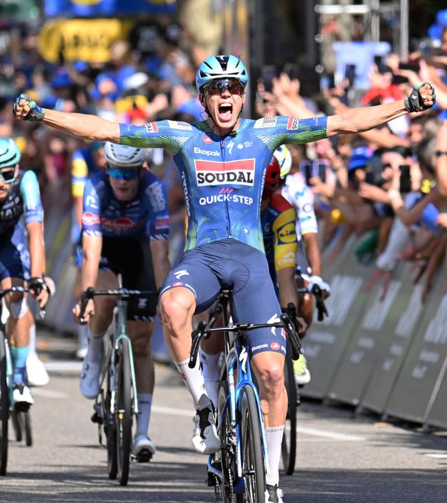Der Franzose Paul Magnier vom Team Soudal Quick-Step jubelt über seinen Sieg der Deutschland Tour.