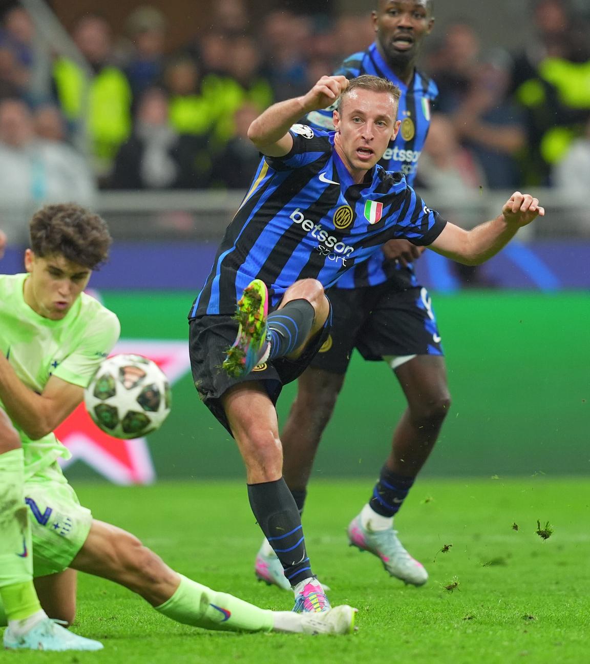 Inter Milans Davide Frattesi erzielt den 4:3-Siegtreffer im Spiel gegen den FC Barcelona im San Siro Stadion