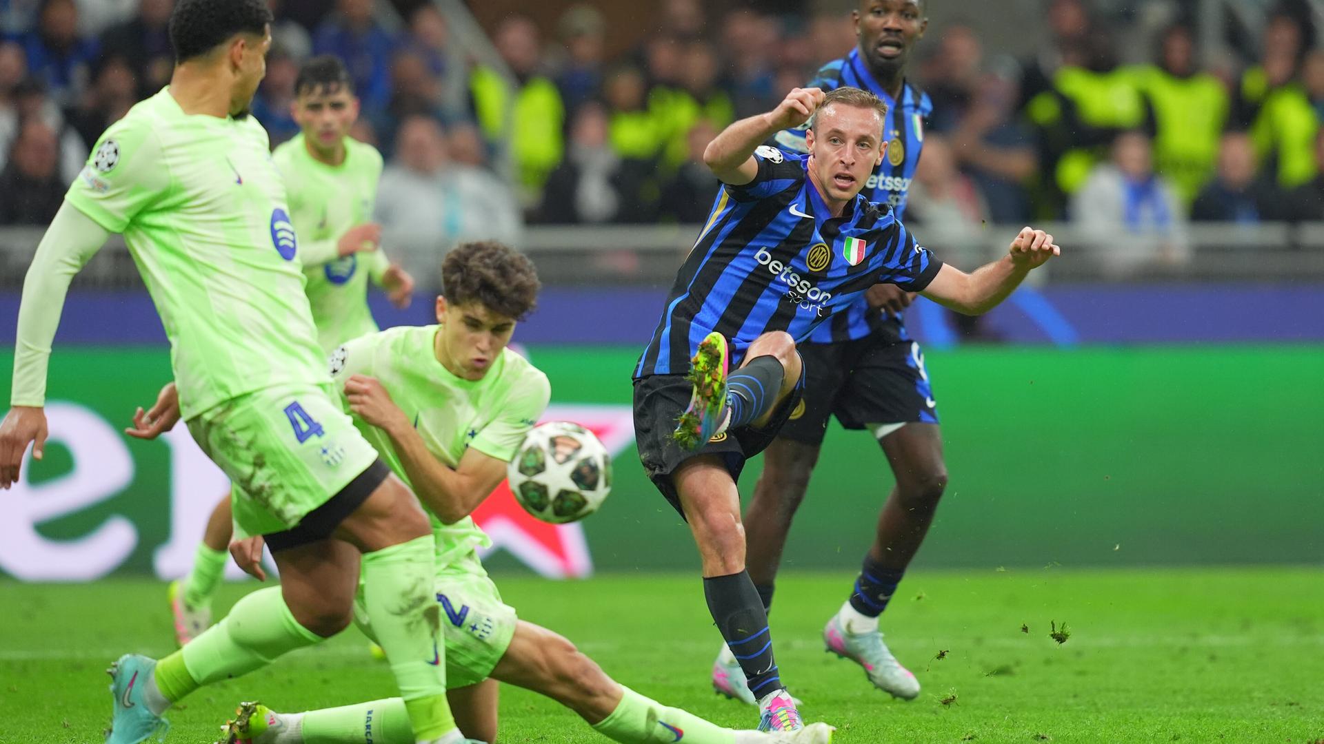 Inter Milans Davide Frattesi erzielt den 4:3-Siegtreffer im Spiel gegen den FC Barcelona im San Siro Stadion