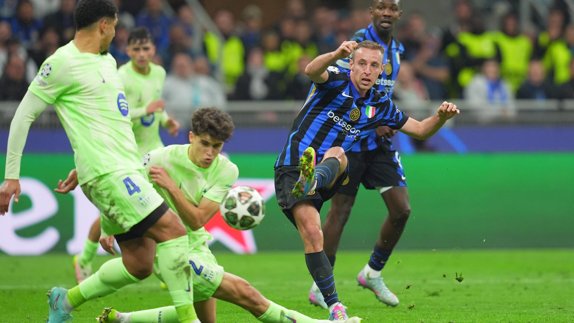 Inter Milans Davide Frattesi erzielt den 4:3-Siegtreffer im Spiel gegen den FC Barcelona im San Siro Stadion