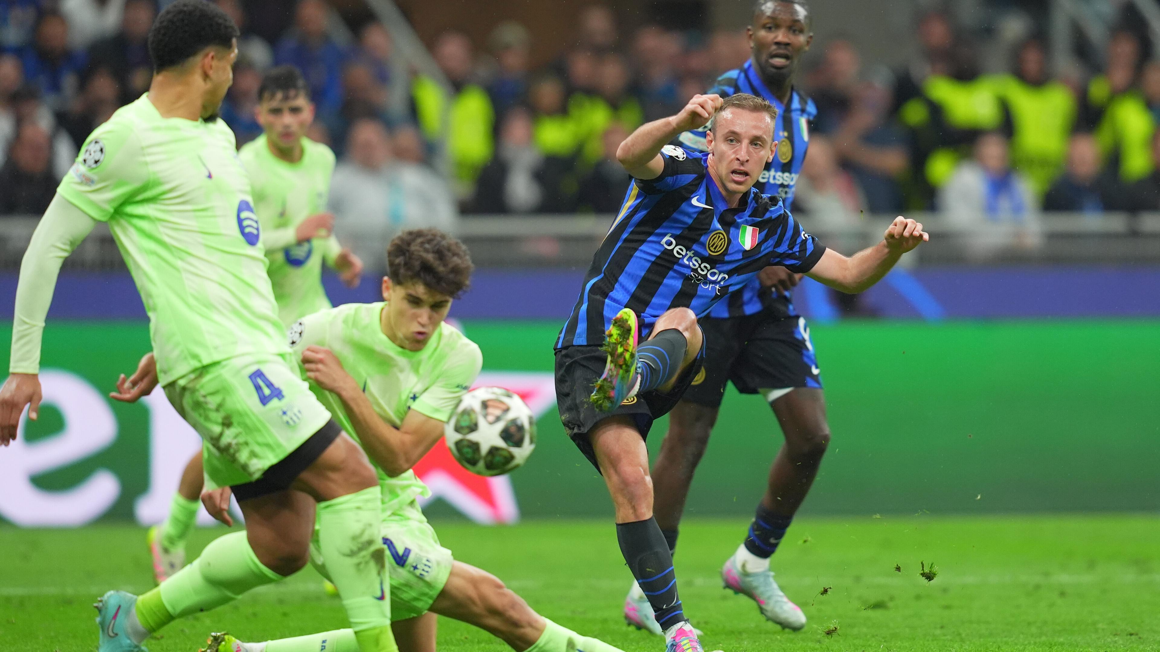 Inter Milans Davide Frattesi erzielt den 4:3-Siegtreffer im Spiel gegen den FC Barcelona im San Siro Stadion