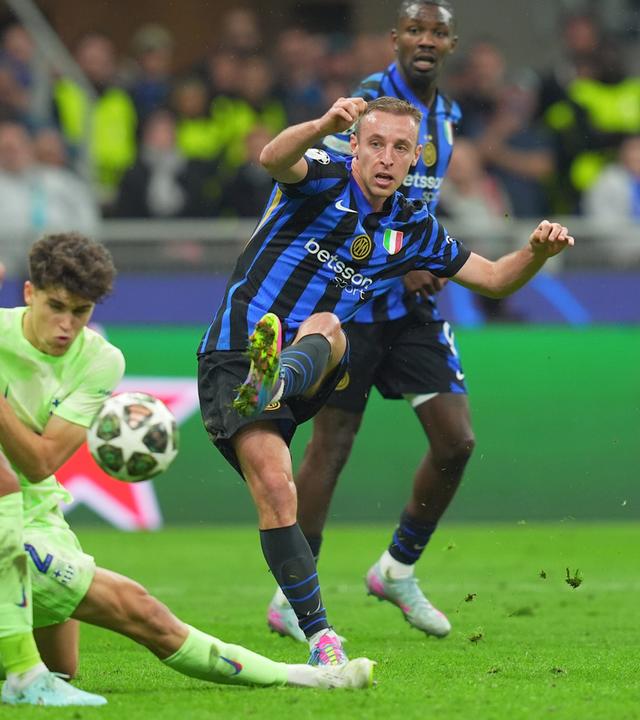 Inter Milans Davide Frattesi erzielt den 4:3-Siegtreffer im Spiel gegen den FC Barcelona im San Siro Stadion