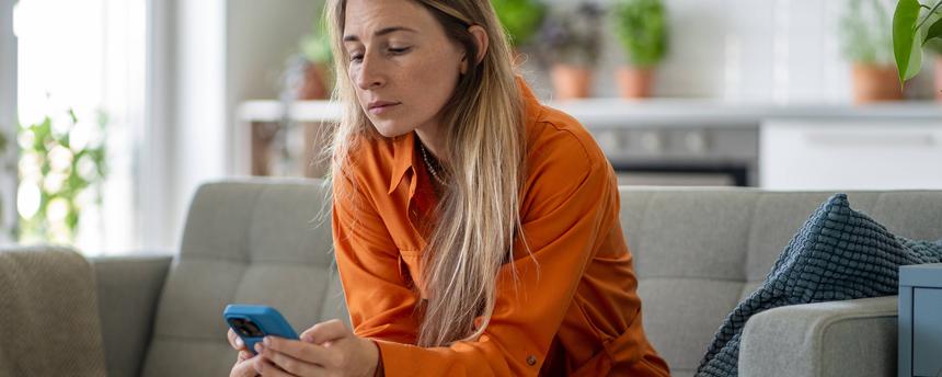 Eine Frau schaut auf den Bildschirm ihres Smartphones
