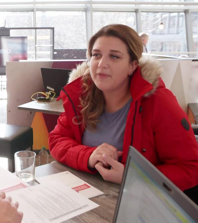 Frau bei Rentencheck