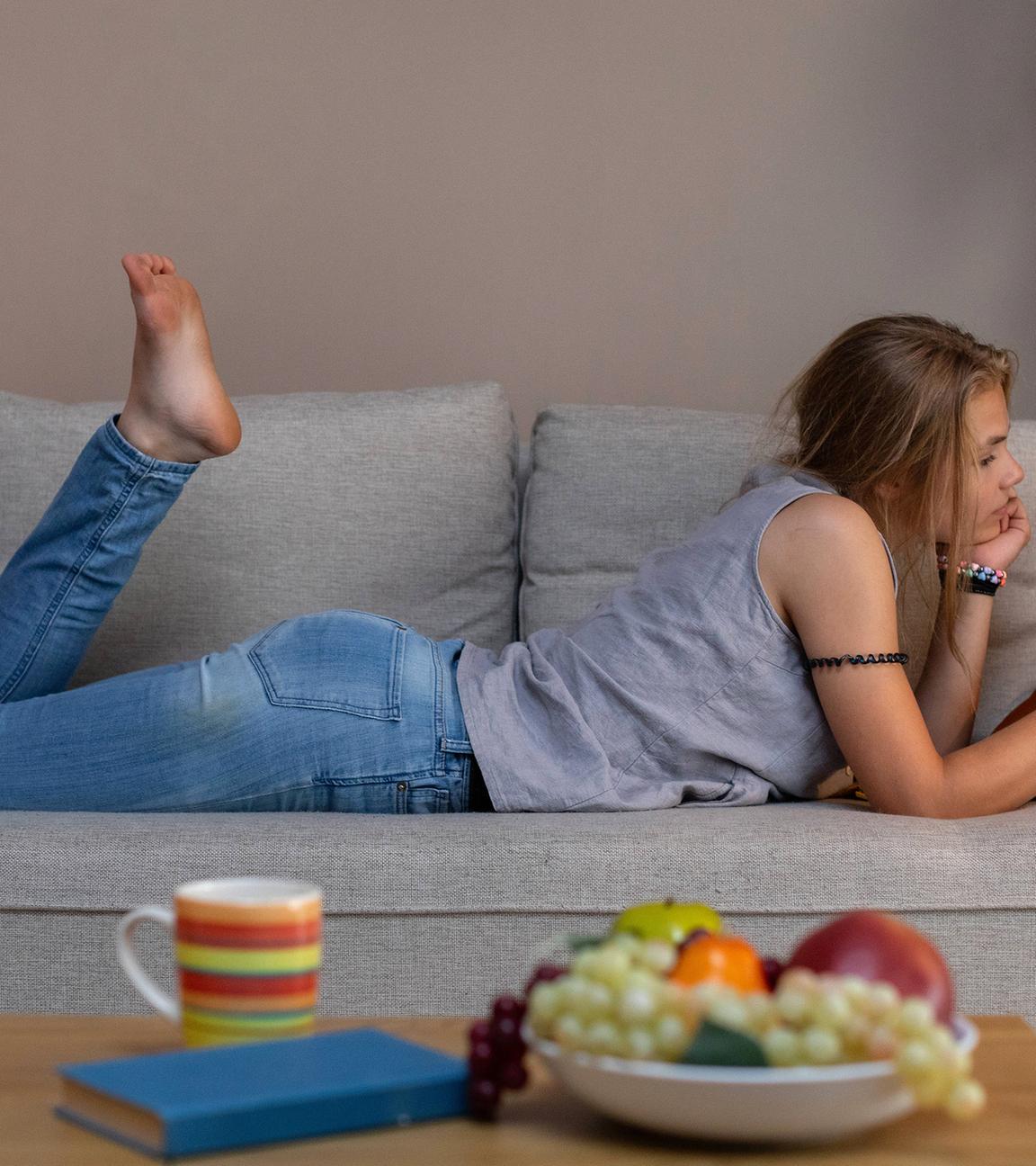 eine Frau entspannt sich auf der Couch
