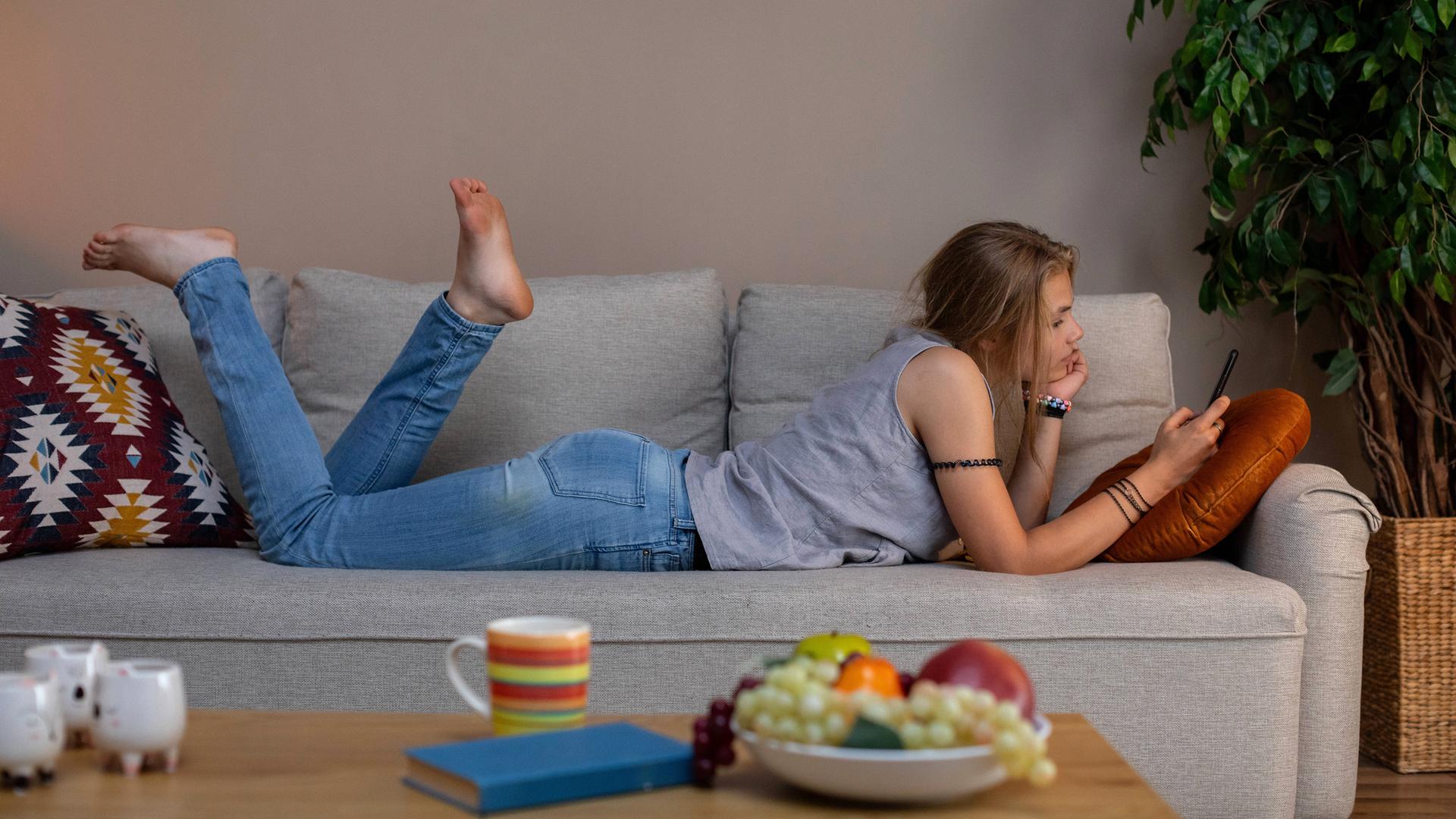 eine Frau entspannt sich auf der Couch