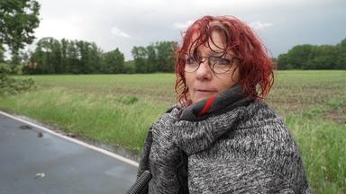 Frau von fallenden Bäumen umzingelt