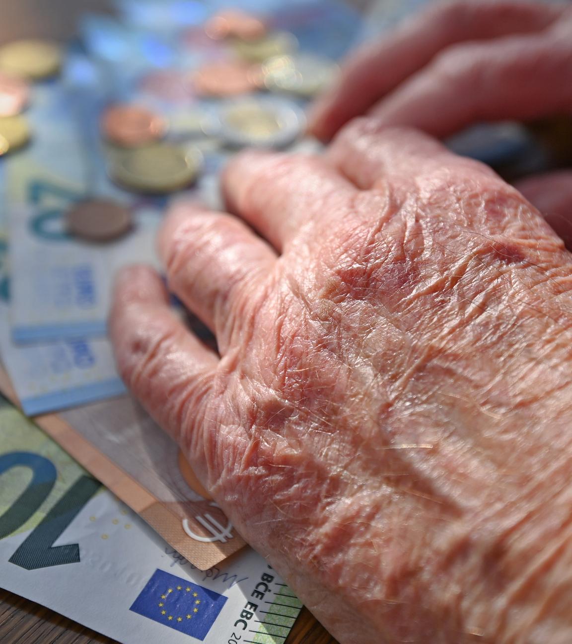 Ältere Frau zählt Geld