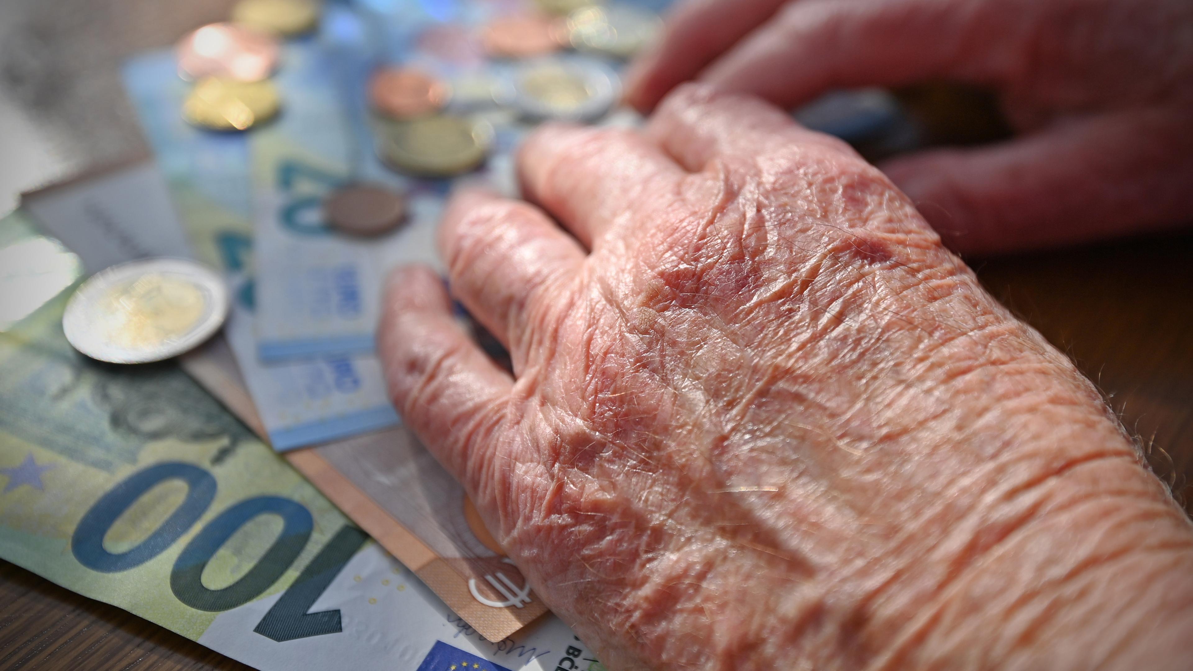 Ältere Frau zählt Geld