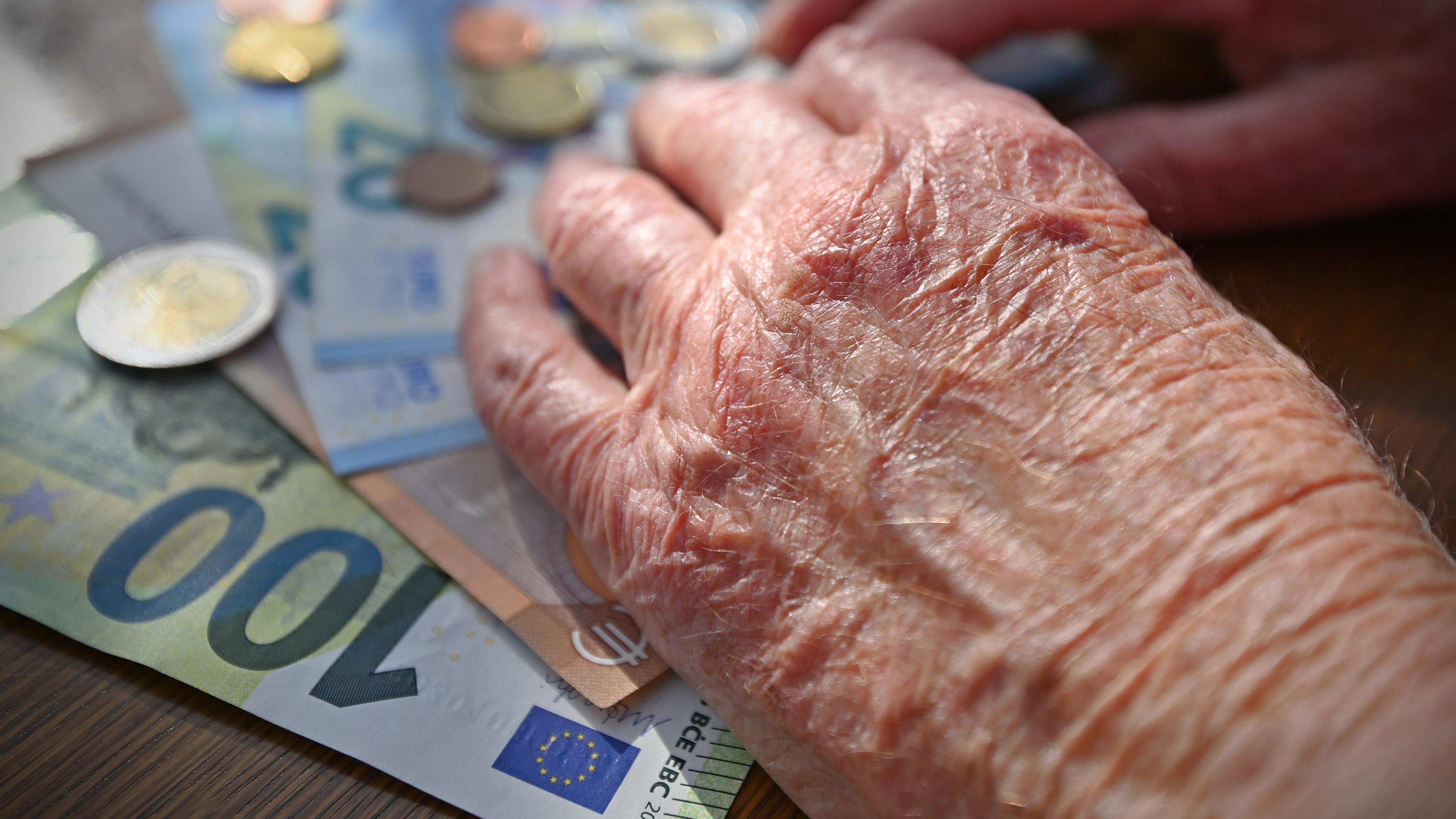 Ältere Frau zählt Geld