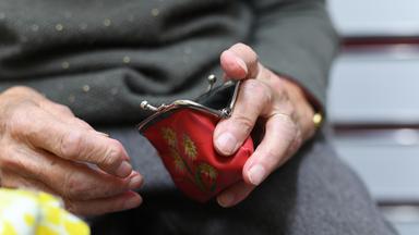 Baden-Württemberg, Weingarten: Eine Rentnerin hält in Weingarten ihren geöffneten Geldbeutel in ihrer Hand.