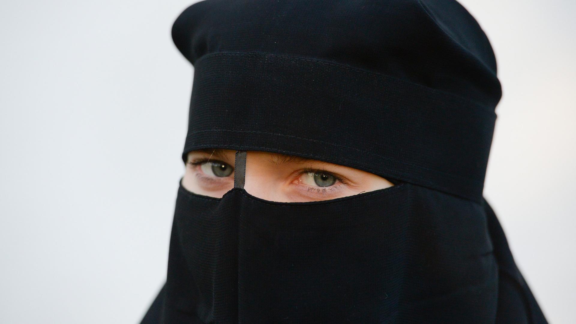 Eine Frau trägt einen Nikab.