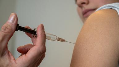 Bayern, Planegg: Gynäkologin setzt bei der HPV-Impfung in einer Frauenarztpraxis eine Injektion in den Oberarm einer Jugendlichen.