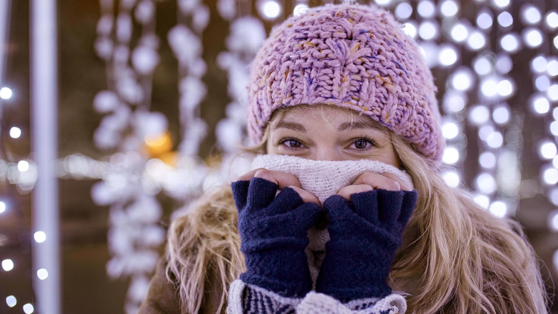 Eine Frau friert trotz Winterkleidung, aufgenommen am 03.04.2019