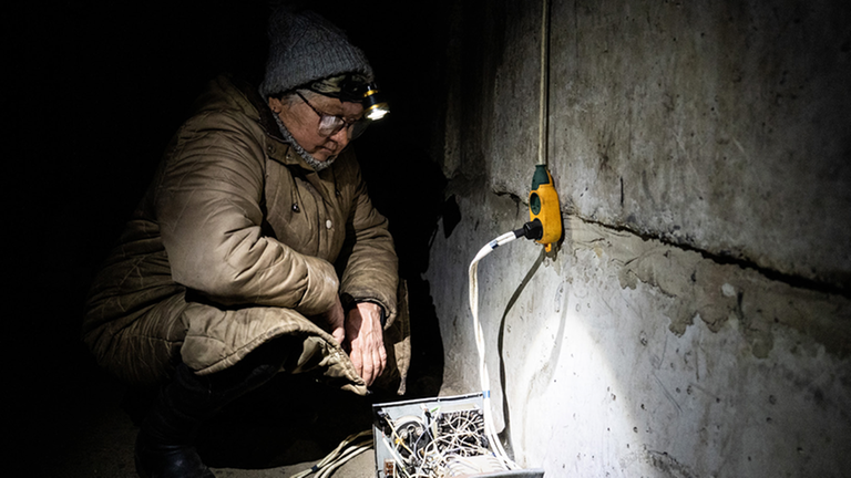 Frau in einem Keller in Lyman