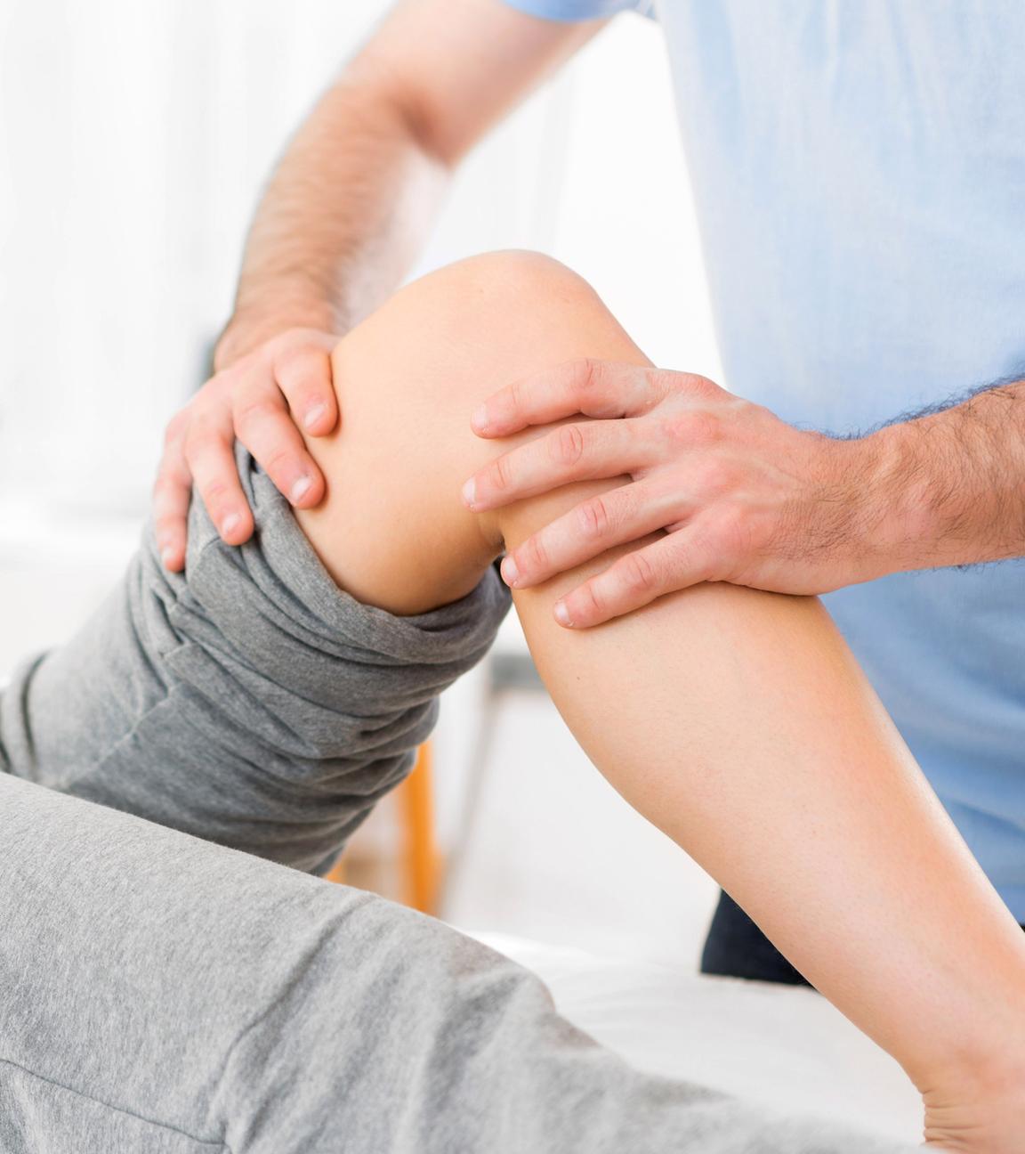 Frau wird am Knie behandelt