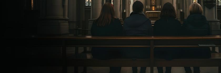 Vier Frauen sitzen in einer Kirche und schauen auf den Altar.