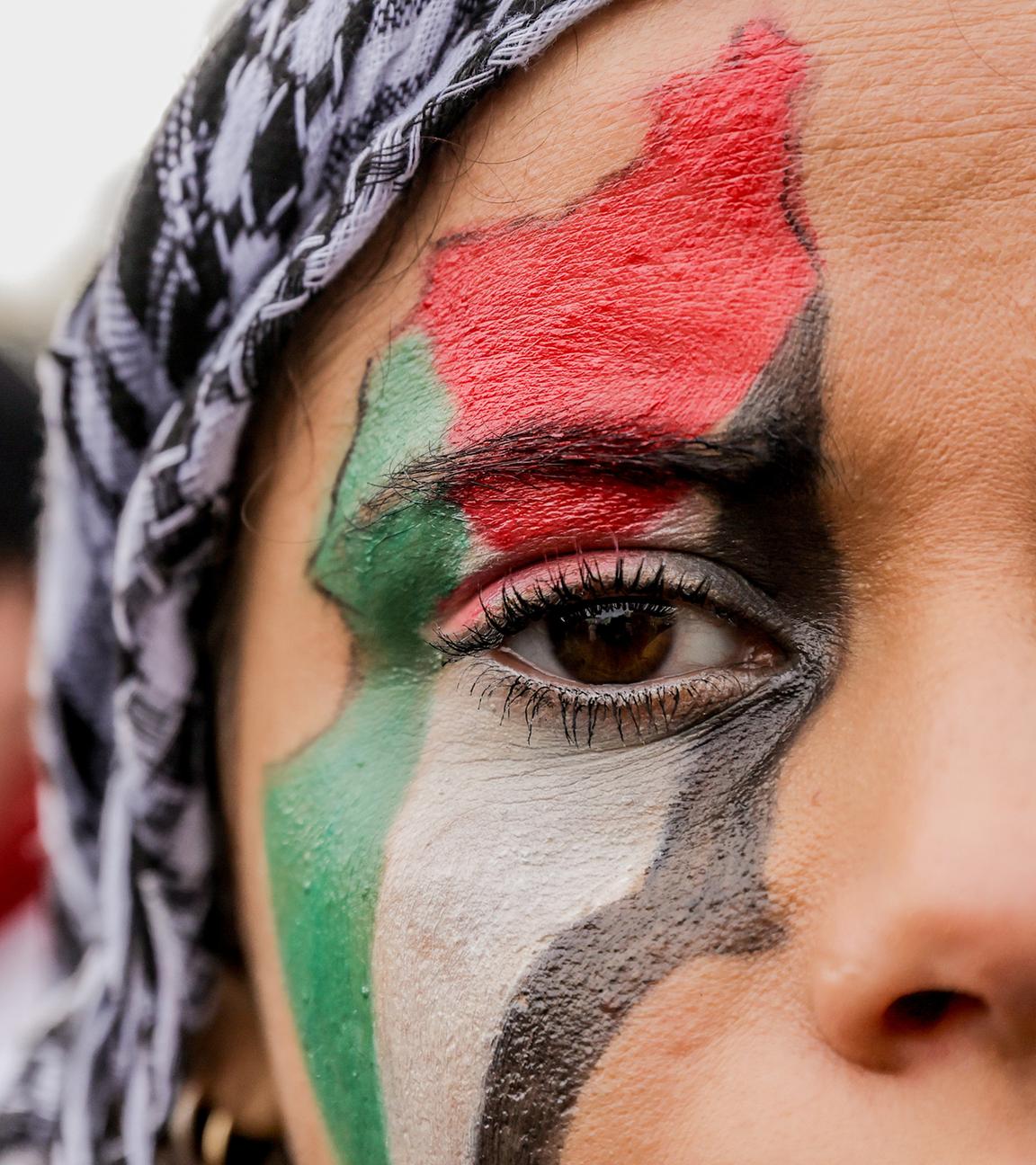 Frau mit Palästina-Flagge als Gesichtsbemalung