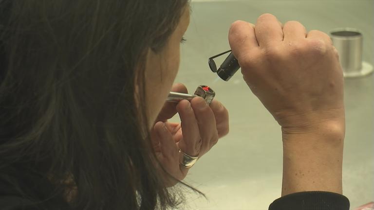 Frau zündet sich eine Crack Pfeife an.