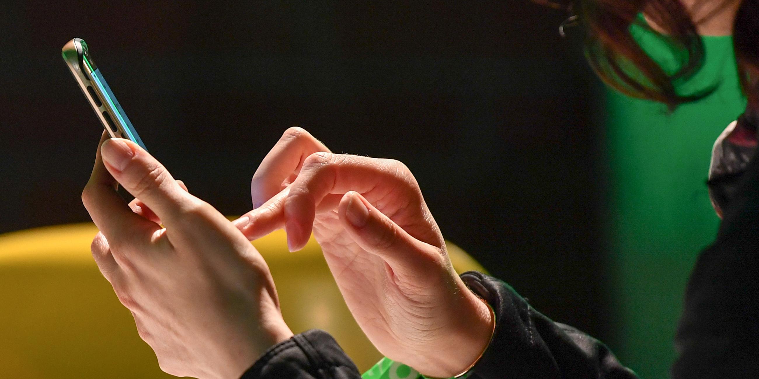Frau tippt auf Smartphone