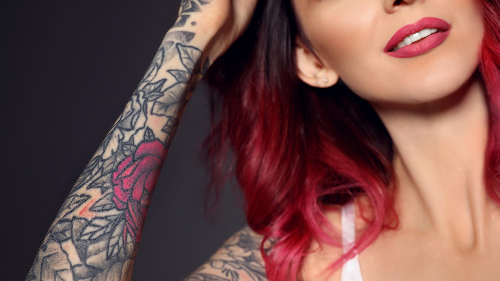 Faru mit Tattoos auf dem Arm