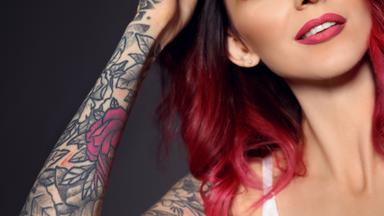 Faru mit Tattoos auf dem Arm