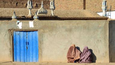 Verschleierte Frauen sitzen vor einer Moschee in Kandahar, Afghanistan.