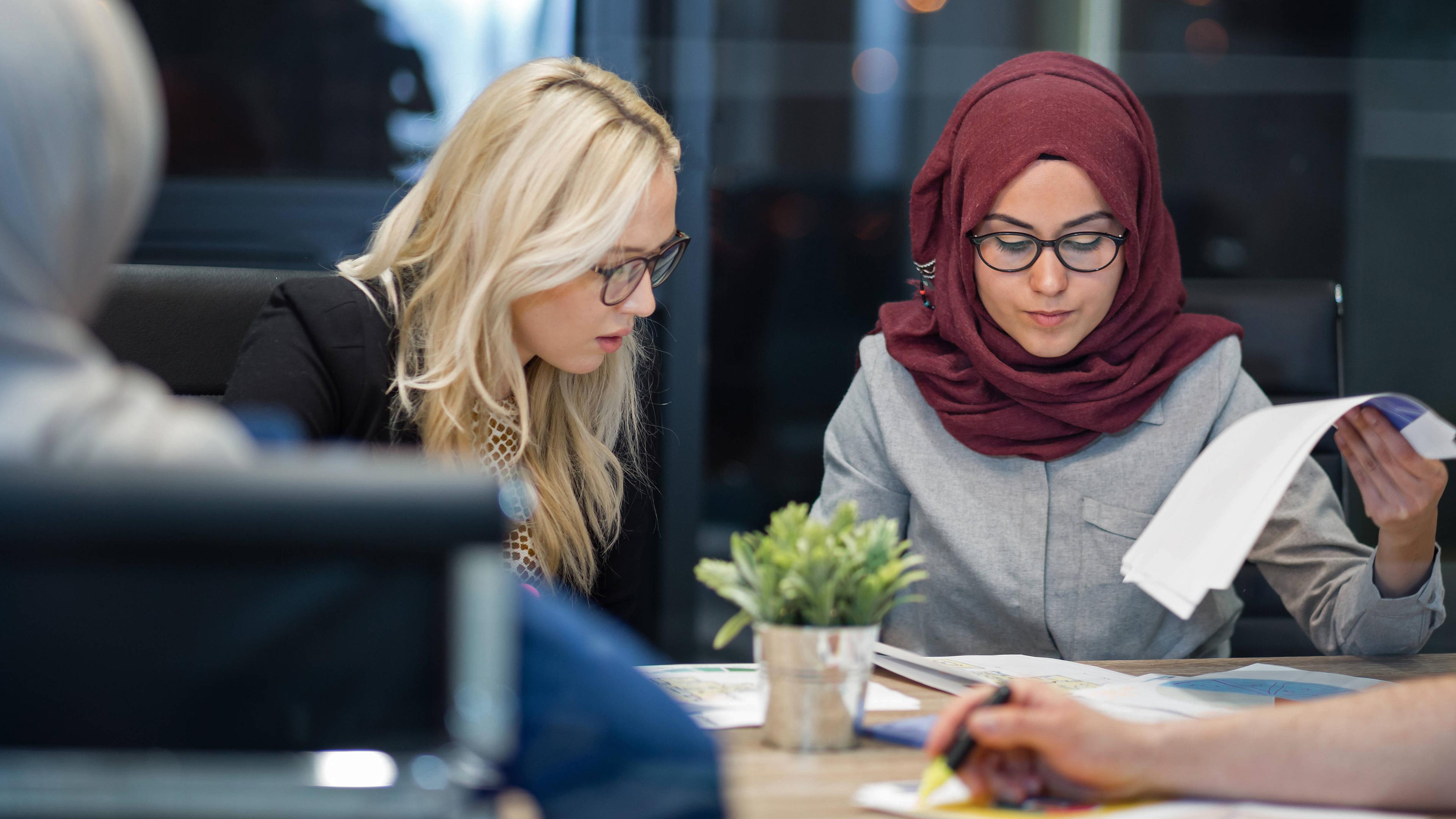 Mehere Frauen arbeiten in der Nachtschicht im Büro