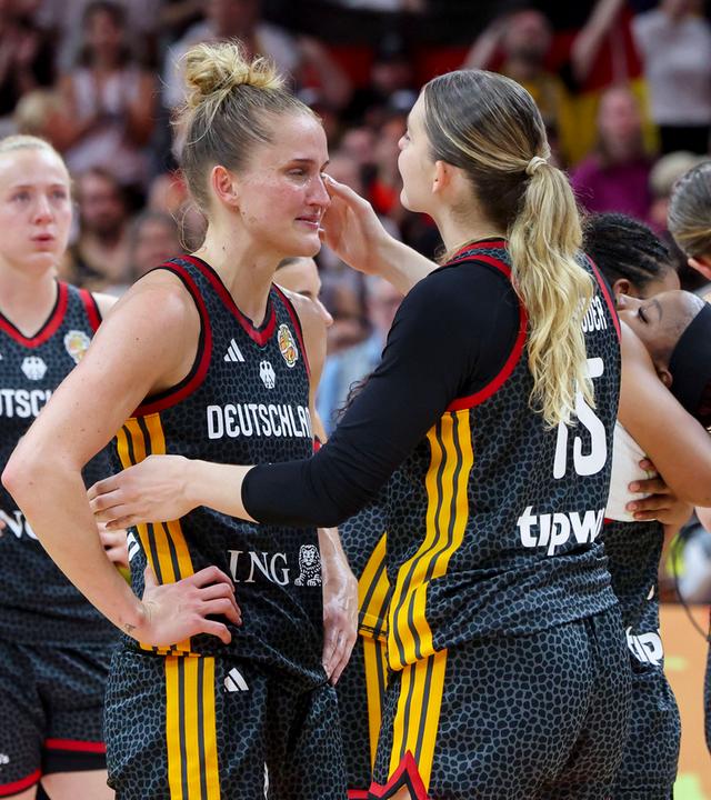 Die deutsche Basketballspielerin Luisa Geiselsoder tröstet nach der Niederlage gegen Spanien im Spiel um Platz Drei der Basketball WM ihre Teamkameradin Leonie Fiebich