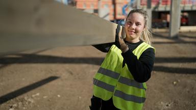 Hannah Scheurer trägt einen Dachbalken.
