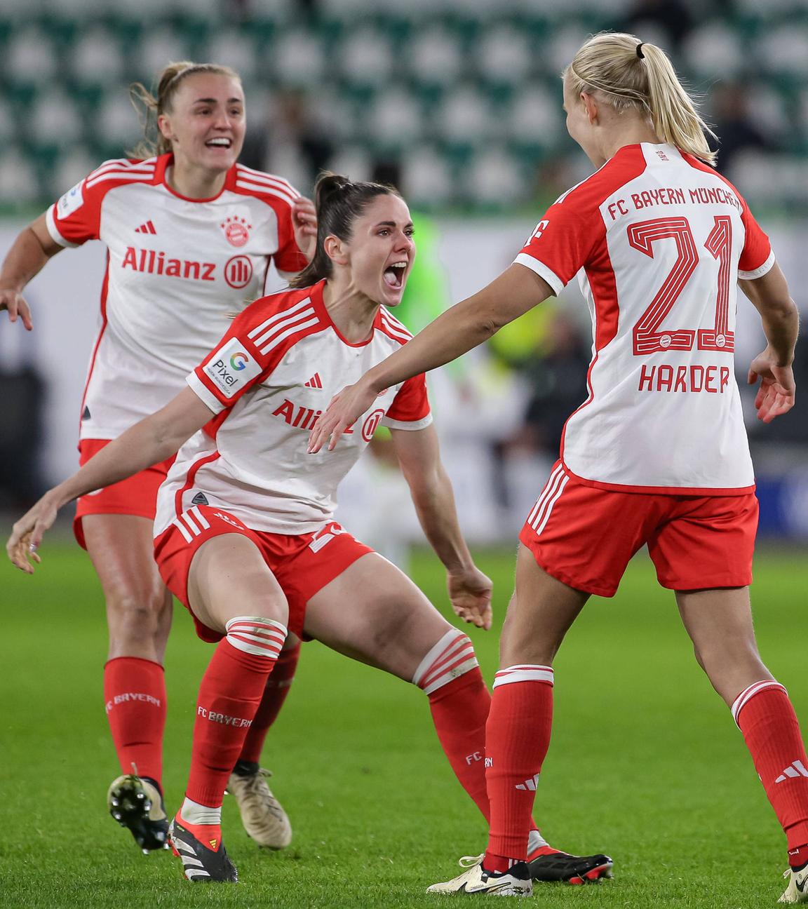 Georgia Stanway Sarah Zadrazil und Torschützin Pernille Harder von FC Bayern München bejubeln das Tor gegen den VfL Wolfsburg.